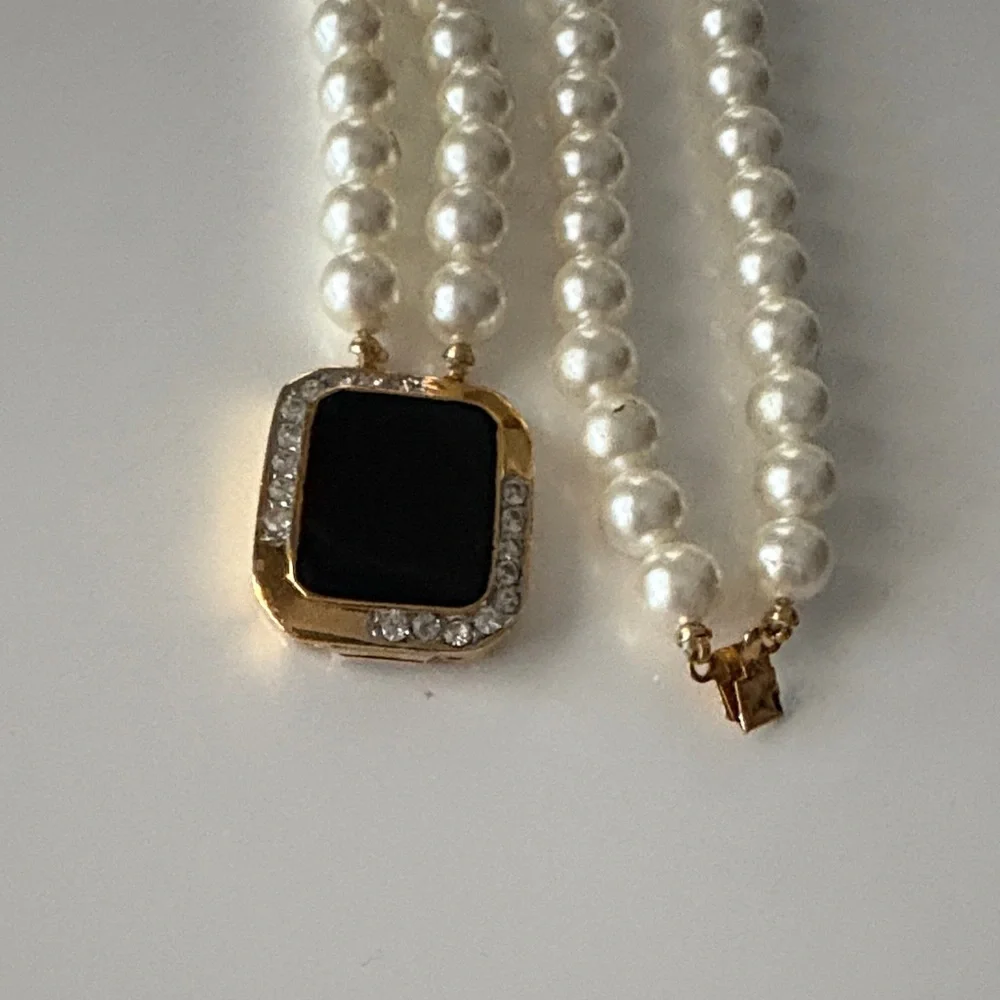 Elegant Pearl Necklace with Black and Gold Accent - Picture 6 of 8
